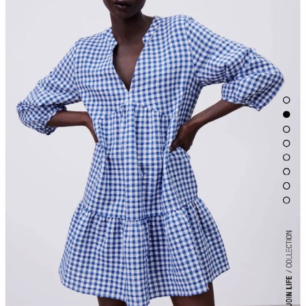 Zara klänning rutigt mönster. Köp direkt för 390❤️ buda i kommentaren❤️ säljer två klänningar 1 är såld❤️. Klänningar.