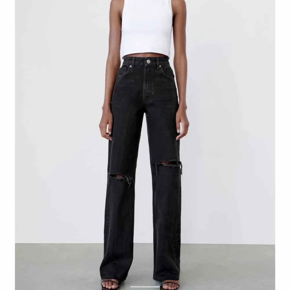 Säljer dessa Zara Jeans Wide Leg Med Slitningar. Super fina men lite för tajta på mig. Kvaliten är bra och inte alls mycket använda. . Jeans & Byxor.