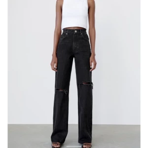 Zara Jeans Wide Leg Med Slitningar  - Säljer dessa Zara Jeans Wide Leg Med Slitningar. Super fina men lite för tajta på mig. Kvaliten är bra och inte alls mycket använda. 