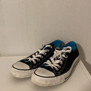 Svarta Converse - Fina svarta låga Converse med blå insida💙💙 Köpta här på plick i somras men de har tyvärr inte kommit till användning. De är i väldigt fint skick och är sparsamt använda!
