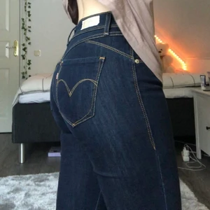 Levis jeans ♥️ - Knappt använda lågmidjade Levis jeans ♥️ Storlek 26, men passar bra på mig som har S och är 169cm lång :) Kan mötas upp i Stockholms området eller så står köparen för frakten ♥️