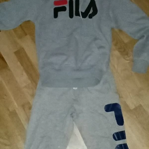 Filadress - Filadress. Hoodien är i storlek M och byxorna i storlek S. Priset kan diskuteras vid snabb affär.