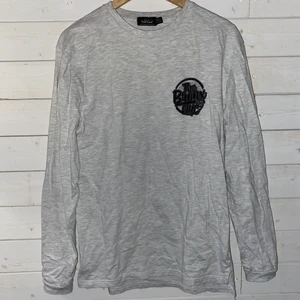 Långärmad tshirt från weekday - Stort tryck på baksidan, samma som på framsidan. 