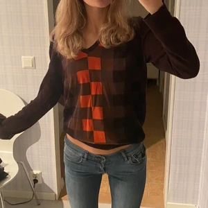 Tröja  - En jättefin tröja med mönster. Den är fint stickad och mysig. 