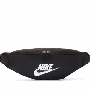 Nike magväska  - Ord pris 210 kr. Den är som ny. Svart. Priset kan diskuteras!💕