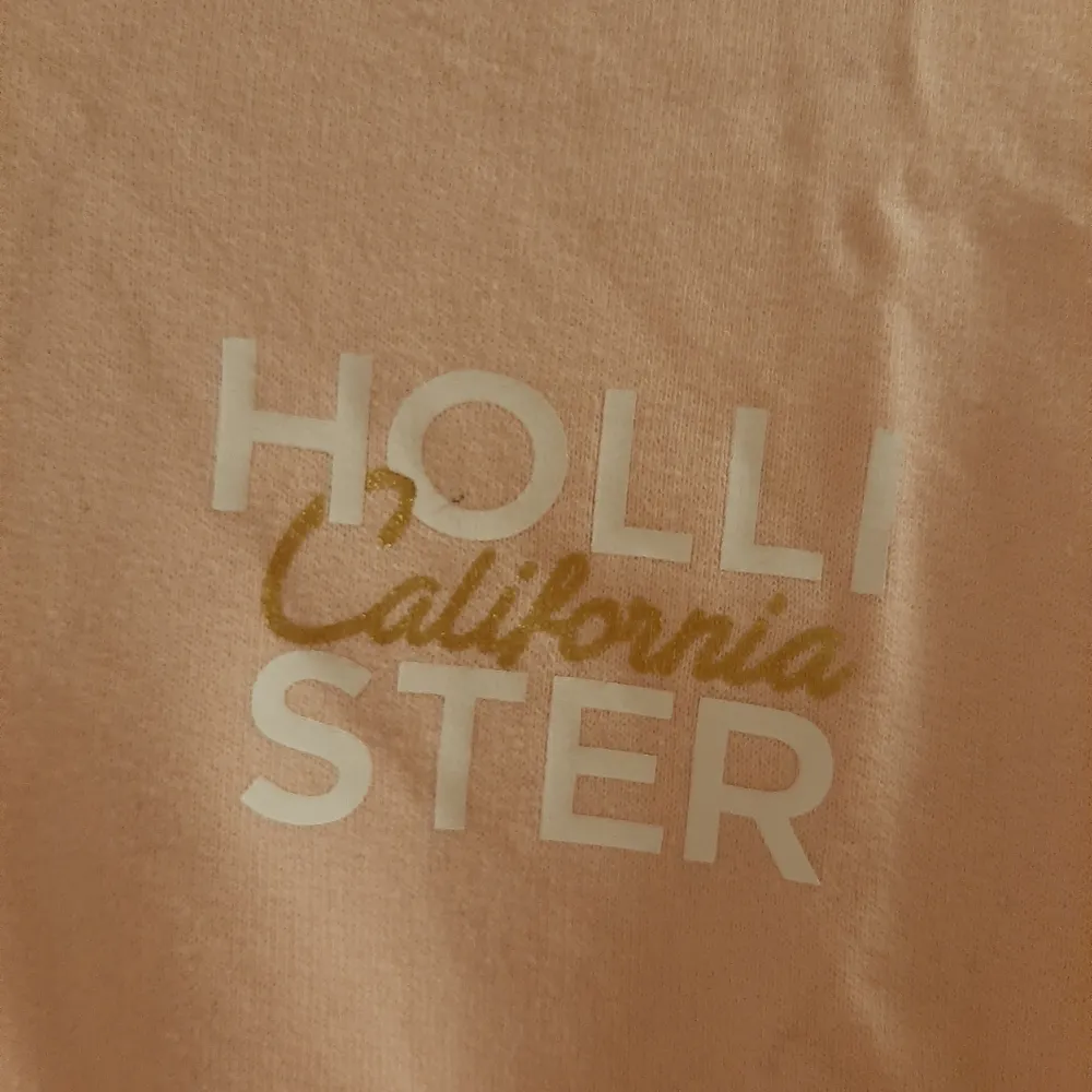 Jag säljer denna tröjan från Hollister i strl S då den inte kommer till användning mer. Finns inget fel på tröjan. Den har 