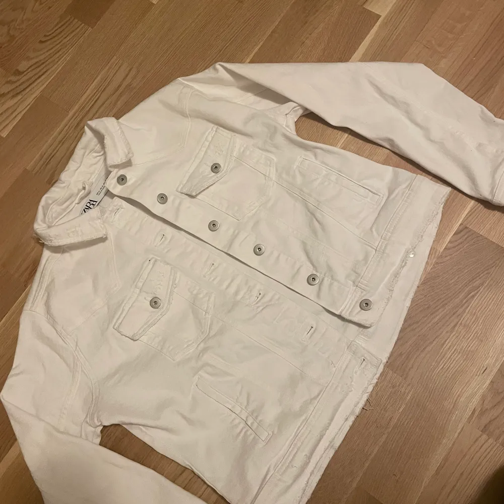 En vit jeans jacka från Zara i storlek XL, har haft den på mig 2-3 gånger och använder storlek S i kläder:). Jackor.