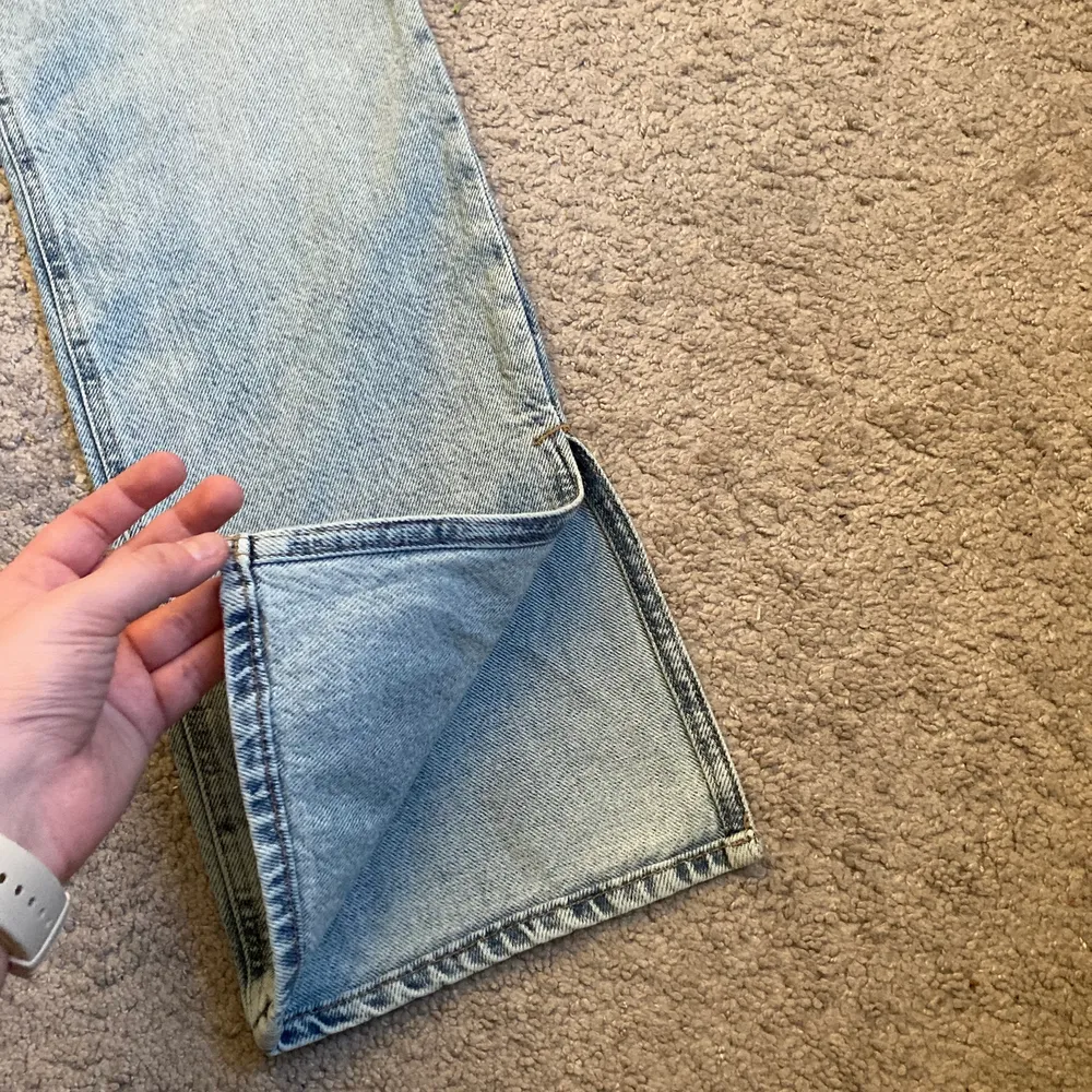 Högmidjade raka ljusblå jeans med slits ifrån HM, aldrig använda i storlek 38. Superfina men tyvärr för små och korta för mig, brukar ha M och är 174 cm, de passar nog en liten M eller S. Skriv för fler bilder eller frågor❤️👍🏼. Jeans & Byxor.