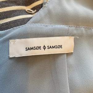 Ljusblå, knappt använt balklänning från Samsoe Samsoe i stl 36/S. Säljes pga flytt. Kan skickas om köparen står för frakt men möts gärna upp i Uppsala!