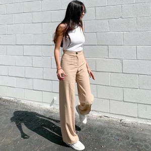 Tygbyxor Beige Bershka - Beiga tygbyxor från bershka som var populära i våras! Storlek 34 men passar S eller M. Säljer för 40kr eller 85 inkl. frakt.