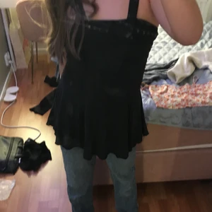 Svart linne med detaljer - Köptes för några månader sen,fanns inte någon lapp när jag köpte den så vet tyvärr inte vart den är ifrån men skulle gissa på Zara eller H&M, den kostar 100kr,strl S men kan även passa en liten M. Frakten står man för helt själv!❤️❤️