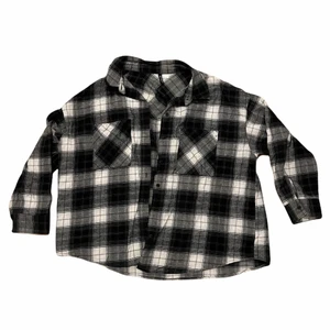  Black and white fleece  - Who doesn’t like a simple black and white fleece. Is so cute and a bit oversized 🤍✨