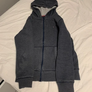 Tommy hilfiger zipup - -Nypris 1199 (kidsbrandstore)     - vårt pris 249           -   -Skick 6/10      För mer frågor meddela oss🌟