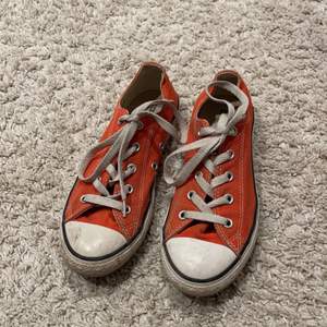 Säljer dessa super coola converse skor i en super cool orange färg! Är i storlek 35!🧡original pris 500! Frakt ingår inte🧡