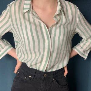 Randig blus - Så söt vit skjortblus med ljusgröna ränder ifrån monki 💚 Använd fåtal gånger.