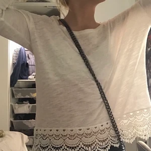 vit långarmad - säljer denna vita långarmade från lindex, nypris 299kr, såljer för 80kr. köpt seconhand. 💫❤️