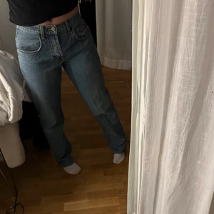 Vintage jeans🤌🏼 - Vintage jeans, mycket skonsamt använda. Straight leg med en liten touch av low waist😍  dem går ner precis över anklarna på mig!! Perfekta!