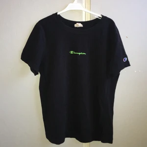 T-shirt  - Skön T-shirt i tjockare material köpt från Urban outfitters i London något år sedan, i bra skick!💚💚