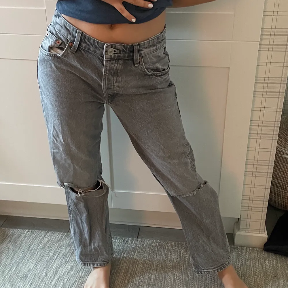 Så sjukt snygga jeans från Zara! de är lågmidjade o sitter lite oversized på mig som annars har 36! . Jeans & Byxor.