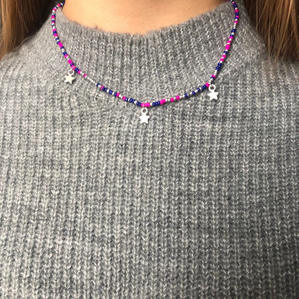 Ett Stockholmsstil Halsband Som har färgerna silver rosa blå och silvriga stjärnor. Halsbandet är elastisk och har en förlängningskedja! FRAKT INGÅR!💜. Accessoarer.
