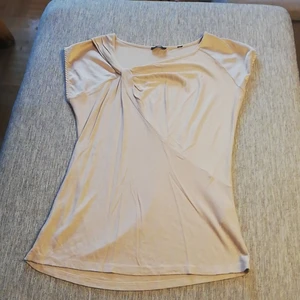 Beige tröja, storlek S - En av lapparna är bortklippt så jag vet inte exakt vad det är för storlek men skulle säga att den är S-M. 50 kr, 100 om man vill ha leverans. 