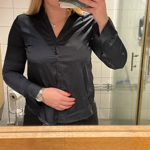 Blå siden skjorta  - Marin blå siden skjorta. Aldrig använd endast testad. Tvättas innan leverans! ( Liten i storleken )