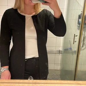 Svart kappa - En svart kappa. Fint skick, inte mycket använd. Tvättas innan leverans! 