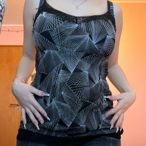 Linne med strass - Jätte fint line med strass pärlor vid brösten! Aldrig använts! Bra skick, inga defekter alls! Köpts secondhand. 