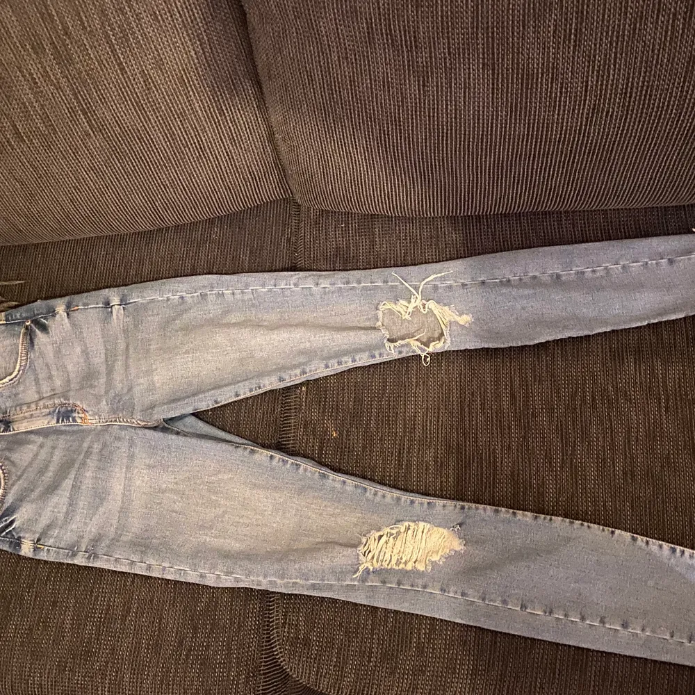 Ett par blåa skinny jeans från Gina, med slitningar på knäna. Hör av er vid eventuella frågor 💕. Jeans & Byxor.