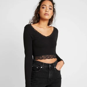 Långärmad tröja  - Svart långärmad tröja med spets från Even&odd💕