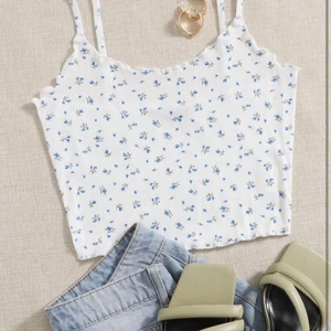 Linne med blommor - Säljer detta linne som sitter perfekt och dessutom är super skönt! Älskar det men jag använder det inte längre då jag har så sjukt mycket andra linnen! Det är knappt använt och har verkligen inga tecken på det! Köpte för 39 men säljer för 10! Checka in min sida då typ ALLT SÄLJS FÖR UNDER 30 KR!!!!❤️🥳🥳🚨🥰🎉🥰🚨🥳❤️😚🎀💗💞💞