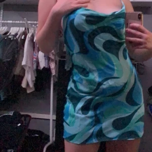 Klänning från Zara - Den här klänningen är jätte snygg, jag älskar den. Men har aldrig använt den. Den sitter sjukt snyggt på en, och gör så att det ser ut som man har hourglas kropp.