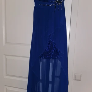 Klänning - Festlig klänning till finare tillfällen i mörkblå. Lång baksida och med fina detaljer på framsidan. I god skick