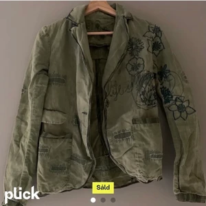 Vintage grön kavaj - Säljer denna superfina kavaj från desigul med mångs fina broderingar! Köpte denna på Plick och har använts 1 gång.  Den är i bra skick, skriv till mig för mer detaljer <3 kontakta mig för ytligare frågor!  Ps, bilderna är från tjejen jag köpte plagget från💕