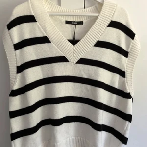 Randig stickad väst - Randig stickad väst från bikbok som aldrig kommit till användning. Bilderna är lånade men finns inga skillnader mellan västar utöver det. Min är dock i strl S, köpt för 400 men säljer för 250