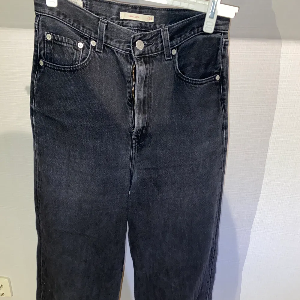 Ljusare svart High loose jeans från Levis! Storlek 29/31. Rättså använda men absolut inget fel på dem. Jeans & Byxor.