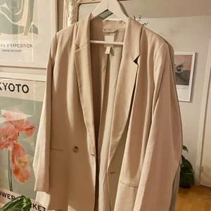 Beige kavaj från H&M - Beige ”over-size” kavaj från H&M. Skulle säga att den är ganska tajt i armarna för mig som bär storlek L💜
