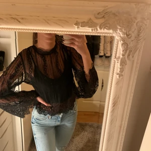 Spets blus - Blus i spets med vida armar. Super fin. Använd några gånger men är i väldigt bra skick. 