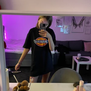 Klänning/t-shirt - Klänning från dickies, strl xs. Man kan även använda den som en t-shirt men då skulle jag säga att den är som strl M i storlek. Den är aldrig använd så väldigt bra skick💗 100 kr + frakt (62kr)