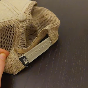 The North Face - beige keps - Säljer min The North Face keps som jag haft i cirka ett halvår. Kepsens material står på den tredje bilden i inlägget. Köpte kepsen för 200kr av en vän för att använda i somras, och nu i vinter har jag ingen nytta av den längre.