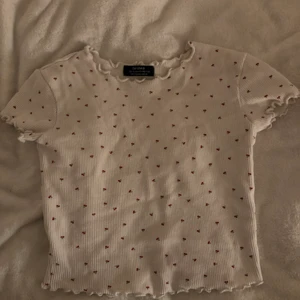 Topp - Söt t-shirt med körsbär från bershka. Storlek XS. Använd mycket men ser ut som ny. 