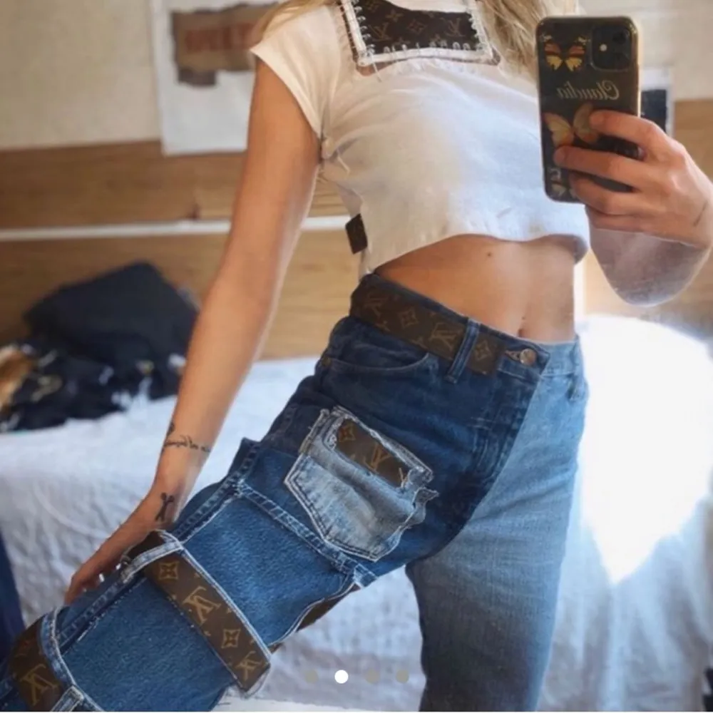 Lagd av @claudiaabadiia på instagram av Louis Vuitton belte og veske scraps. Helt unik og er bare en av. Kjøpt på Depop. Jeans & Byxor.