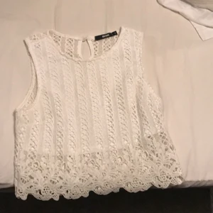 Ett vitt linne från bikbok  - Knappt använt. Man ser igenom där bak men inte där fram.