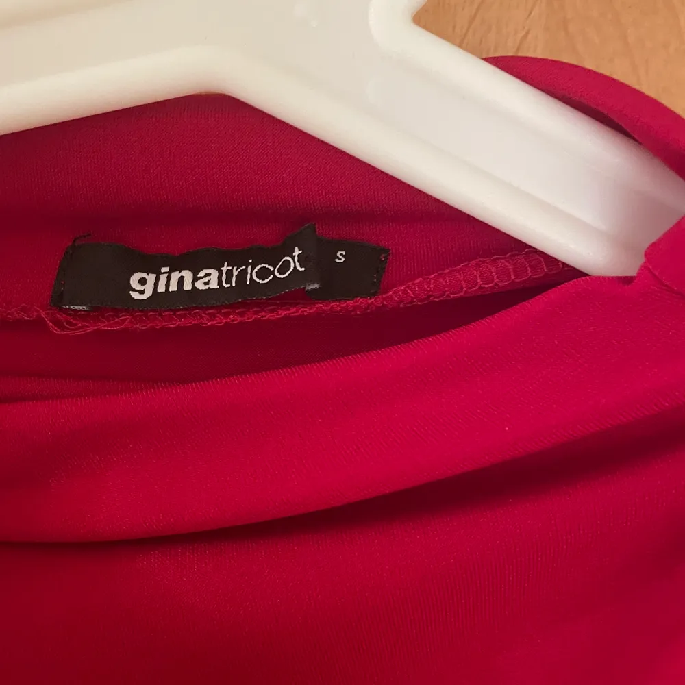 Röd klänning från gina. Storlek:S Pris:180kr + frakt. Mekot.