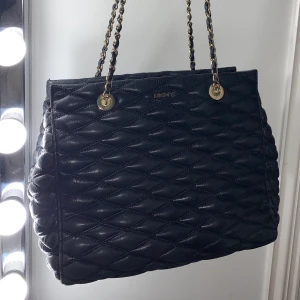DKNY väska - Svart DKNY väska. Dustbag medföljer. Skick som ny och super praktisk och fin väska.