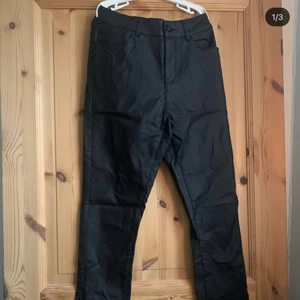 Svarta vero Moda byxor - Dessa svarta läder byxor har jag använt några gånger så man kan se lite förslitningar vid t.ex knäna och vid bakfickorna, dock syns de inte om man inte kollar väldigt väldigt noggrant.  Bordett från det är dom i gott skick och är väldigt stretchiga i materialet, samt att de ursprungligen är från Vero Moda🤍