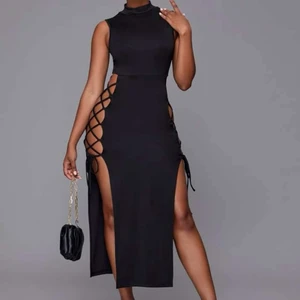 Svart klänning  - Svart klänning med korsad slits på båda sidorna. Extremt snygg och bekväm men tyvärr för liten för mig! Klänningen är oanvänd och köpt på shein för 179kr. Bilderna är från sheins hemsida. Möts upp i Alby/Södertälje alternativ fraktas.