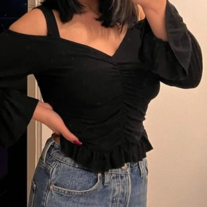 Svart rynkad topp från Gina Tricot  - Garderobsrensning 🌸 Svart topp från Gina Tricot  Kan mötas upp i Skåne och även frakta. köparen står för frakten.   Tveka inte på att skriva till mig om du har frågor 🤗