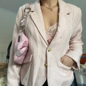 Kavaj - Gammelrosa kavaj med guldfärgade knappar. Storlek M!💕 Säljer även väskan på bilden, går att fixa paketpris för båda två vid intresse! :) skriv vid fler frågor!