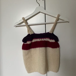 Egenstickad topp - Egenstickad topp, passar storlek xs/s. Använd 1 gång. 